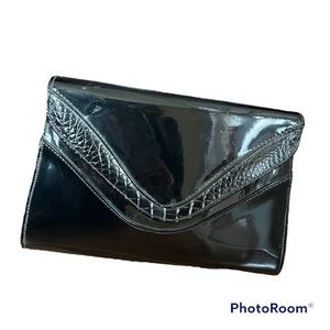 ◾️Women’s medium size, black patent leather pocketbook w/strap, w/snap, preowned
